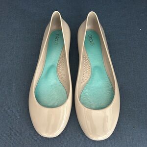 OKA b. Women's Beige Glossy Flats